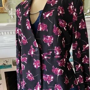 𝅺SIMPLY Styled stretchy jacket in floral print. Just the right amount of pizazz
